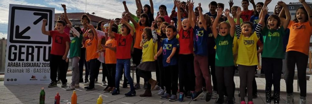 Gasteizko Armentia ikastolak hartu du Araba Euskarazen lekukoa