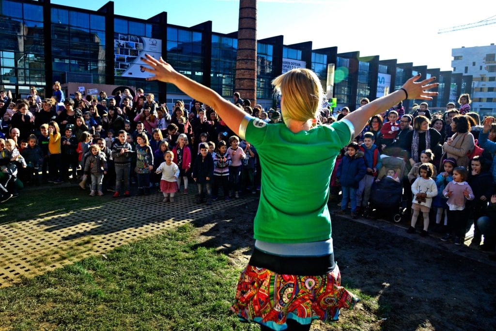 Neoprenozko jantzia faltan dute sortzaile askok Durangoko Azokan surfean egiteko