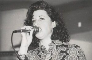 'Lou. Dantzan jo ta ke, oinak lehertu arte', Lou Olangua abeslariari buruzko dokumentala