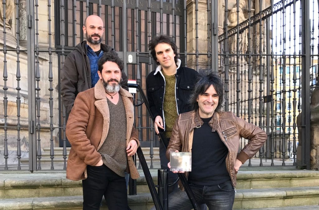 ‘Zabaldu ateak’ diskoa aurkeztu du Urtz taldeak