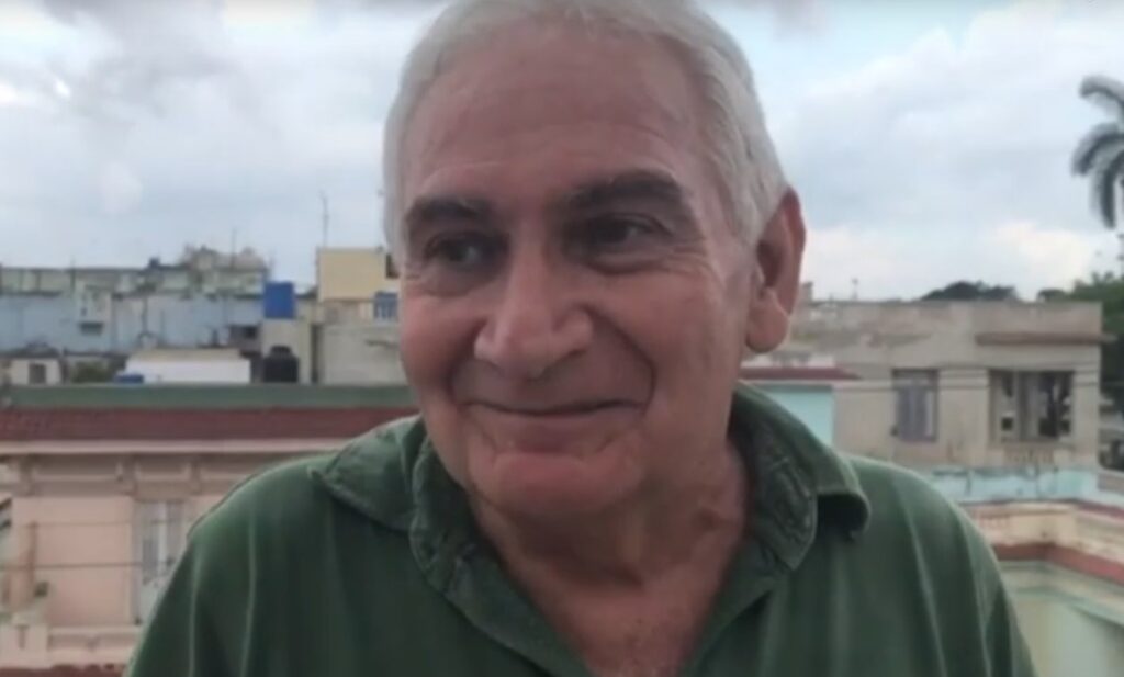 ‘El que fuma, bebe y canta’ proiektua aurkeztu dute Sarrionandiak, Ray Fernandezek eta Aristides Hernandezek