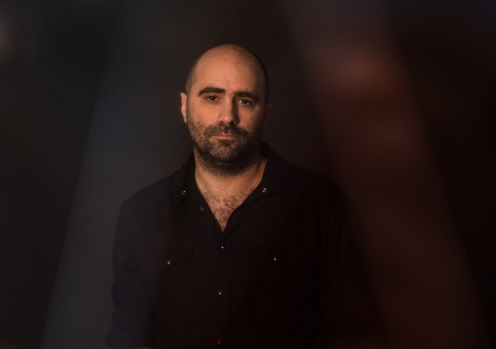 ‘Lurralde berriak’ diskoa kaleratu du Iker Martinezek