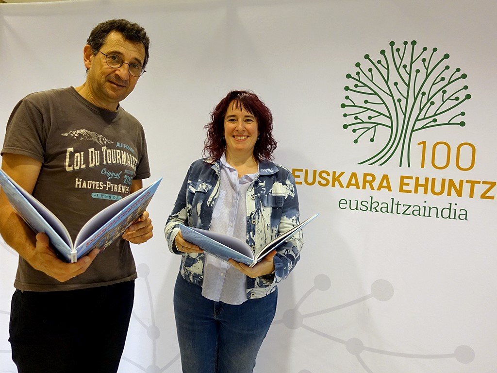 Euskaltzaindiaren jarduna modu entretenigarrian azaltzen duen komikia aurkeztu dute