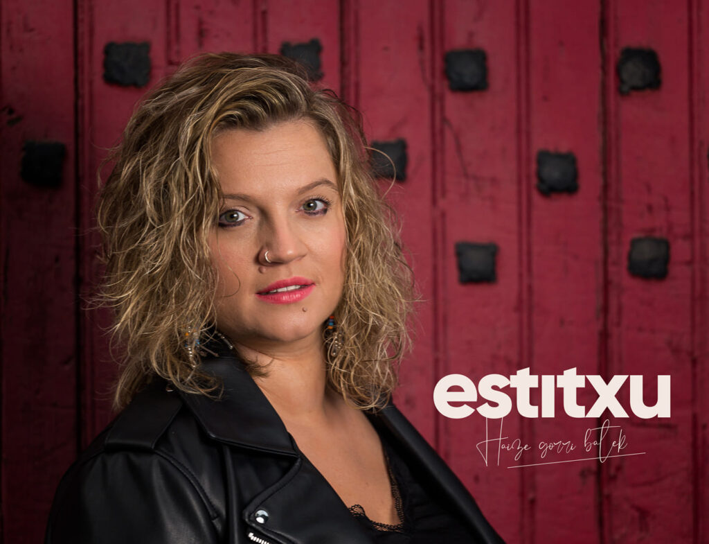 Estitxu Pinatxo: “Disko berrian kutsu beltza nabari da”