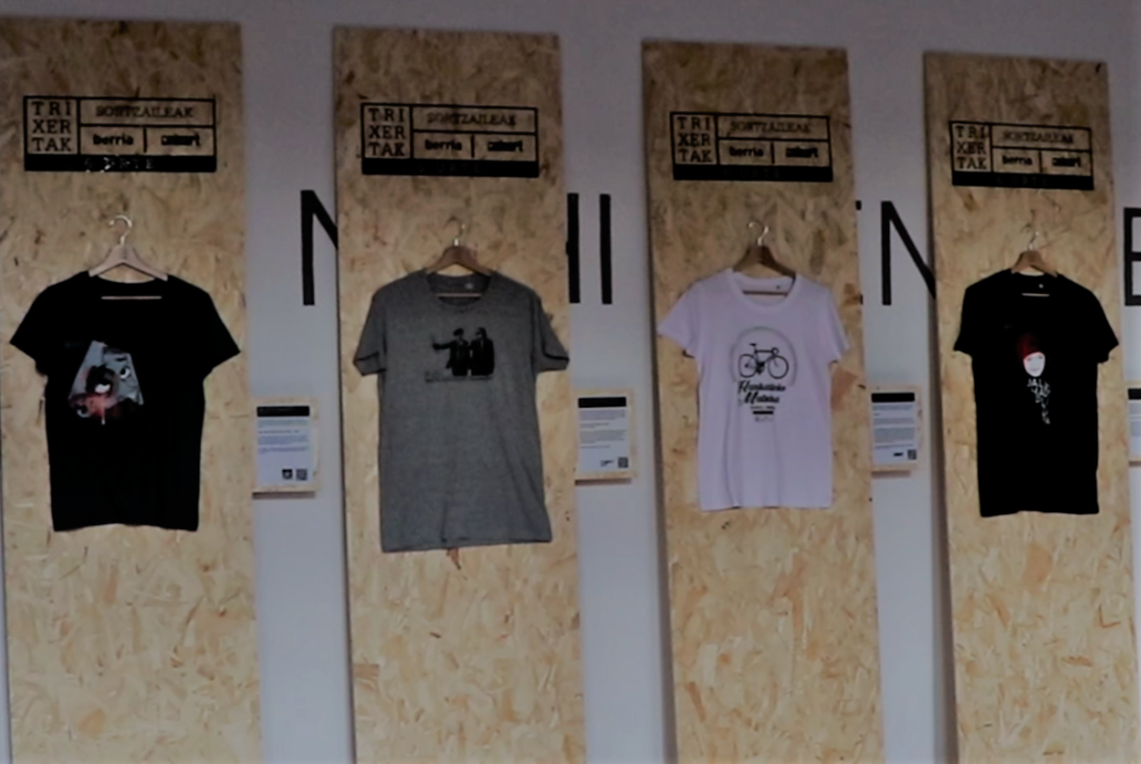 [BIDEOA] Trixerten erakusketa paratu dute Iruñeko Katakrak liburu dendan