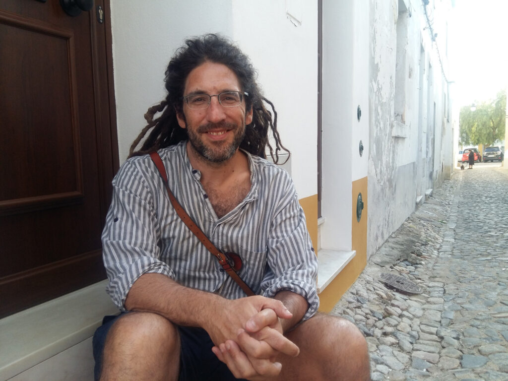 Familia bateko belaunaldi desberdinen istorioak jasotzen ditu Ruben Sanchezek ‘Hondarrak’ eleberrian