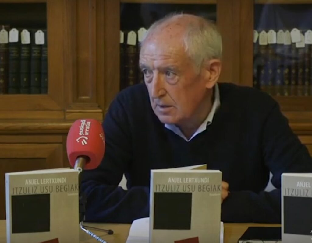 [BIDEOA] ‘Itzuliz usu begiak’ saiakera liburua ondu du Anjel Lertxundik