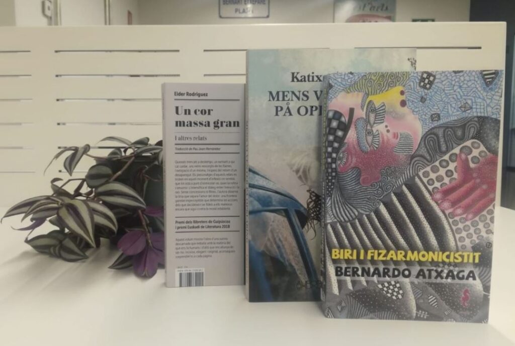 Katixa Agirre, Eider Rodriguez eta Bernardo Atxagaren lanen itzulpenak argitaratu dituzte