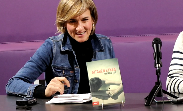 [BIDEOA] Karmele Jaio idazleak ‘Aitaren Etxea’ izeneko eleberria kaleratu du
