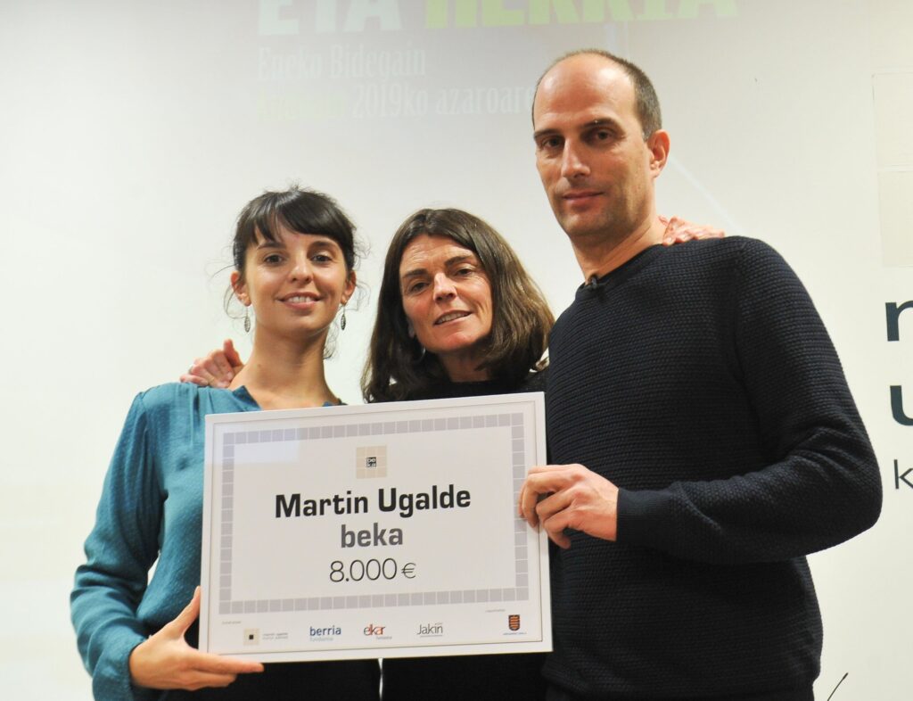 Eneko Bidegain, Ainhoa Larrañaga eta Zuriñe Maguregiri eman diete Martin Ugalde Beka