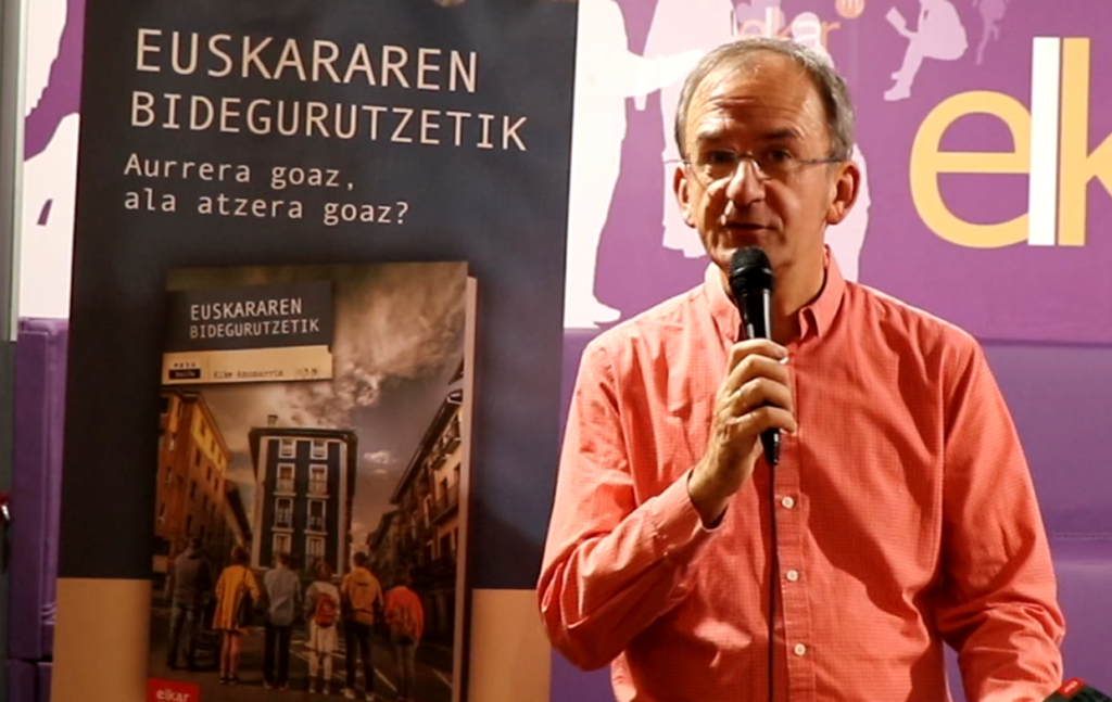 [BIDEOA] Euskararen egoerari buruzko hausnarketa eskaintzen du Kike Amonarrizek gaur aurkeztu duen liburuan