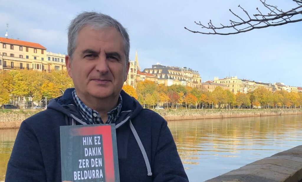 [BIDEOA] Gaizkiari buruz hausnarketa bat egin du Karlos Linazasorok bere azken ipuin bilduman