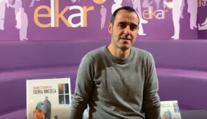 Xabier Etxeberria idazleak 'Txoria nintzela' ipuin liburua kaleratu du