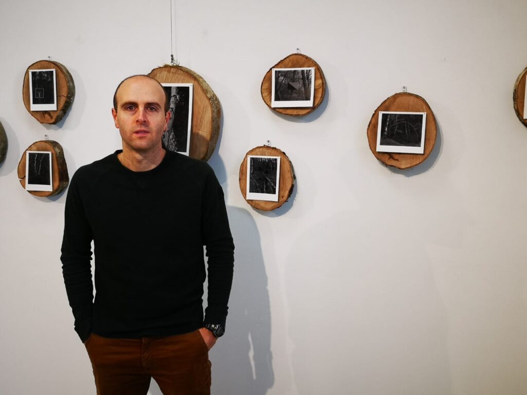 Piko Zulueta argazkilariak ‘Basoratu’ erakusketa aurkeztu du Gasteizko ARTgia aretoan