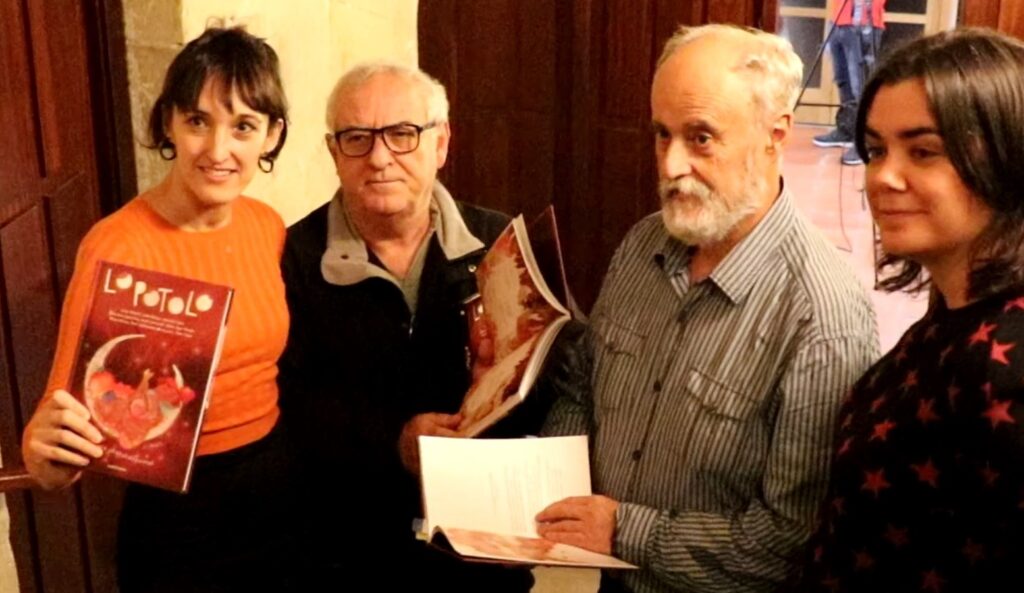 [BIDEOA] Lotara joaterakoan, haurrei irakurtzeko ipuinak, poemak eta jolasak biltzen dituen liburua aurkeztu dute