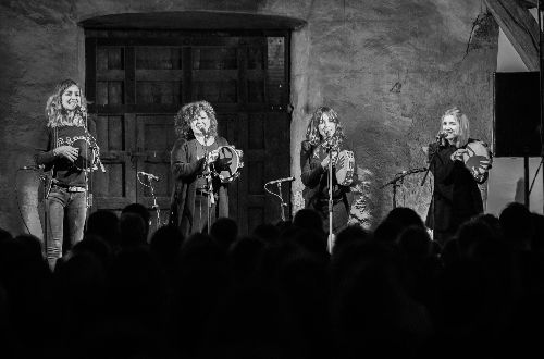 [BIDEOA] Alaitz Telletxeak, Maixa Lizarribarrek, Amaia Orejak eta Kristina Solanok ‘Amak’ izeneko taldea sortu dute