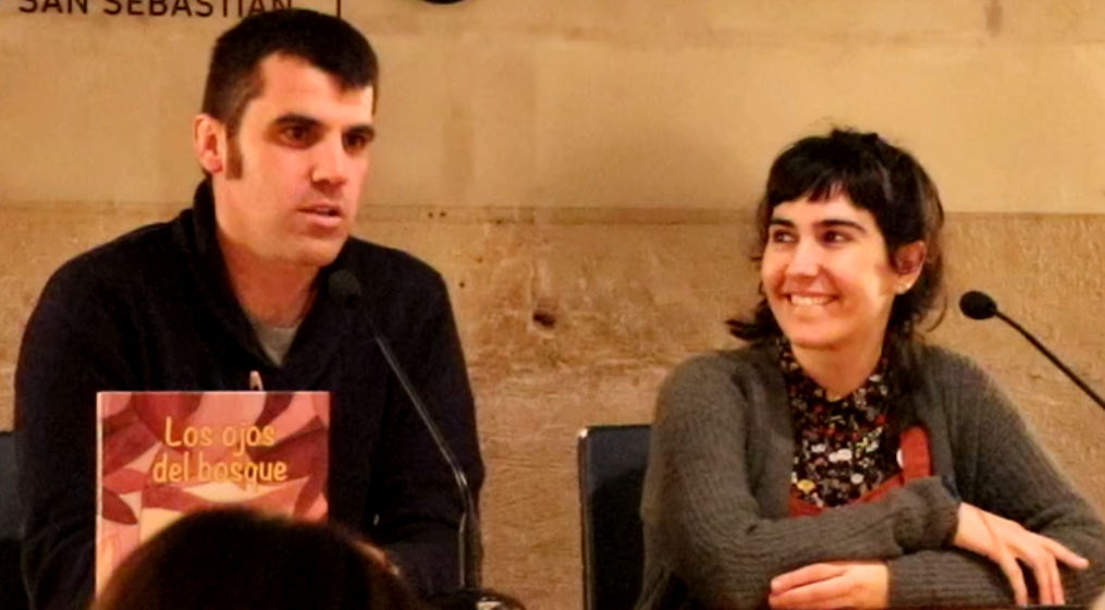 [BIDEOA] Iñaki Sanz-Azkue idazleak eta Ainara Azpiazu ilustratzaileak ‘Basoko Begiak’ izeneko album ilustratua aurkeztu dute