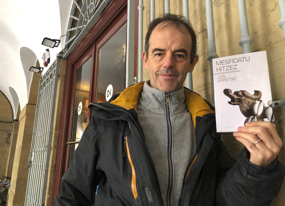 [BIDEOA] ‘Mesfidatu hitzez’ izenpean Toure ikertzailearen zazpigarren abentura kaleratu du Jon Arretxek