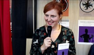 Eneritz Artetxe antzerkigileak 'Karanbola hirukoitza' saiakera aurkeztu du Ahotsenean