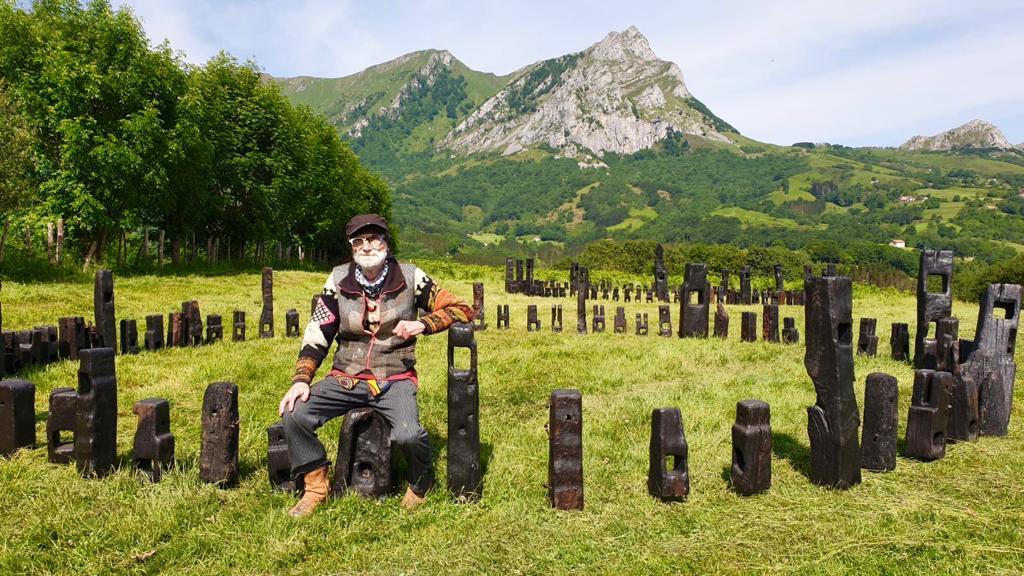 Juan Gorritik cromlechak, totemak, hainbat pertsonaia eta behi urdin bat biltzen dituen erakusketa aurkeztu du Iruñean