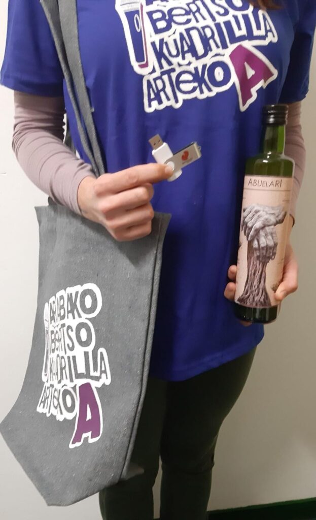 ‘Erantzuna oinean’ izeneko galdera jolasa aurkeztu du Arabako Bertsozalek