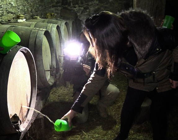 Igartubeiti Baserri Museoaren dolarean egindako sagardoa dastatzeko aukera larunbatean, Ezkio-Itsason