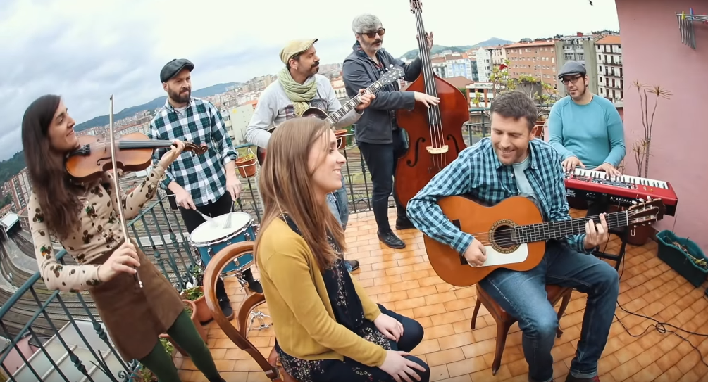 [BIDEOA] Josu Bergara musikaria oholtzara itzuliko da