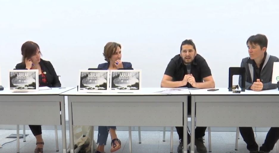 [Bideoa] ‘Aralar. Mundua leku den lurra’ dokumentala liburu formatuan aurkeztu dute