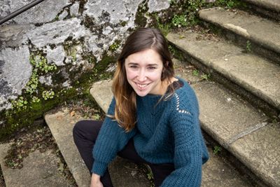 Maddi Ane Txoperena: “Lapurdin eta Frantzian neskame aritu ziren emakumeen errealitatea islatu nahi izan dut”