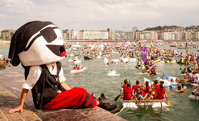 [Bideoa] Hego Euskal Herriko hiriburuetako jai nagusiak bertan behera uzteko formak salatu dituzte hainbat eragilek