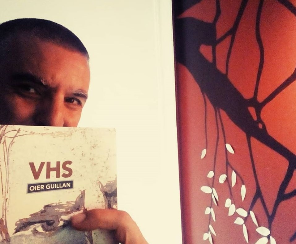 [Bideoa] Oier Guillan idazleak ‘VHS’ izeneko nobela aurkeztu du