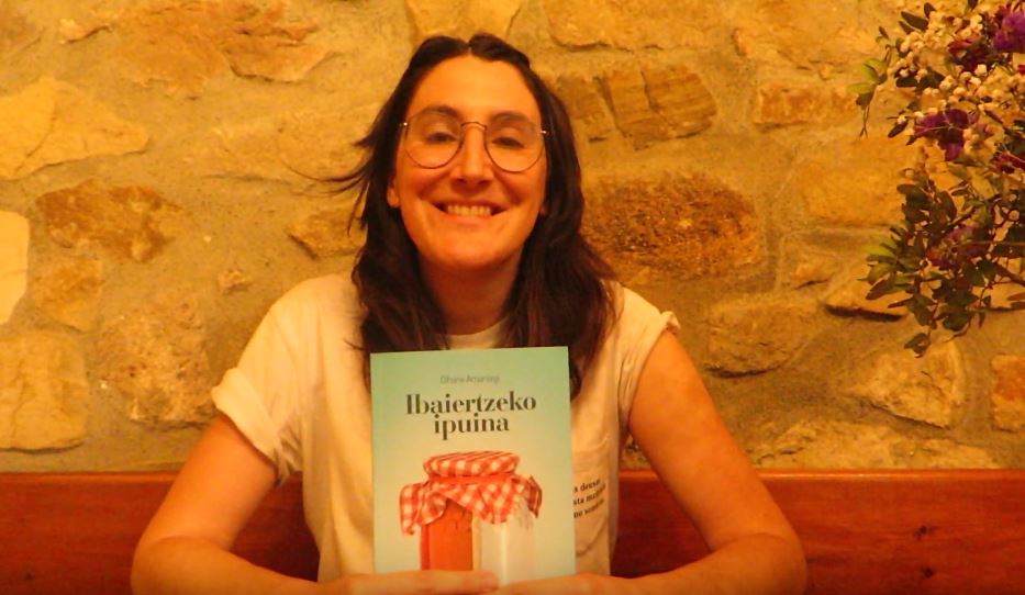 [Bideoa] Oihane Amantegik ‘Ibaiertzeko ipuina’ bere lehenengo eleberria kaleratu du