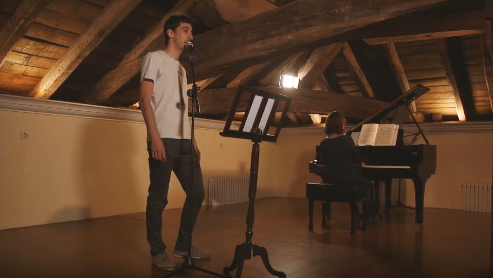 [Bideoa] Alex Gurrutxagak ‘Xabier Lete. Aberriaren poeta kantaria’ saiakera plazaratu du