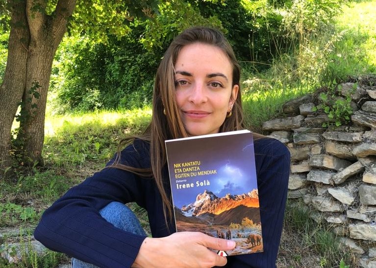 [Bideoa] Irene Solaren ‘Nik kantatu eta dantza egiten du mendiak’ liburua euskaratu du Joxan Elosegik