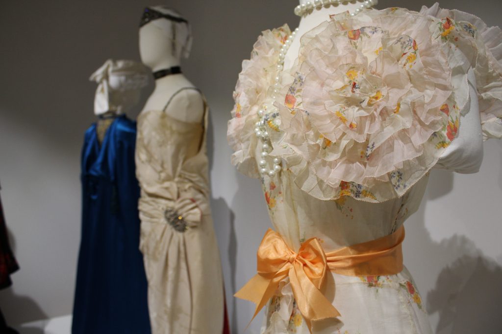 Modak distantzia soziala ekarri zuen garaia gogora ekarri nahi izan du Errenteriako Jantziaren Zentroak