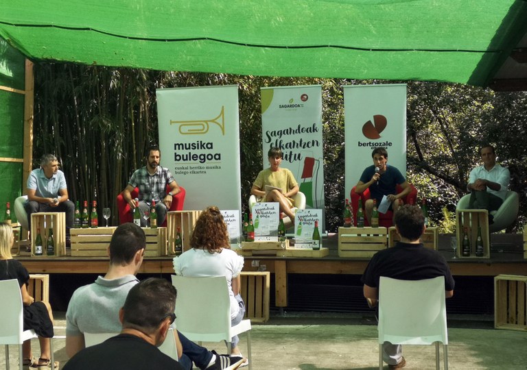 ‘Sagardoak elkartzen gaitu’ ekimena aurkeztu dute Gipuzkoako Sagardogileen Elkarteak, Musika Bulegoak eta Bertsozale Elkarteak