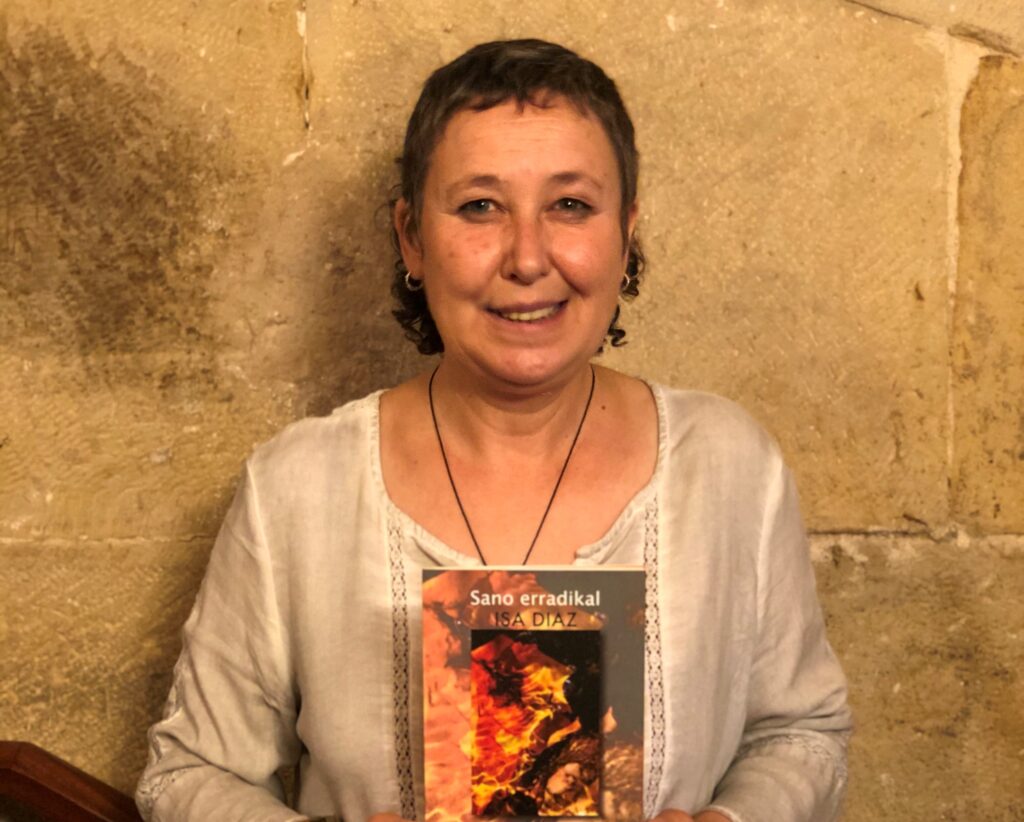 ‘Sano erradikal’ poema liburua aurkeztu du Isa Diaz idazleak