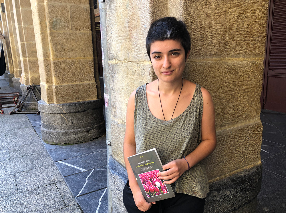 [Bideoa] Eva Perez-Ponsek ‘Zaharkitze programatua’ poesia liburua aurkeztu du