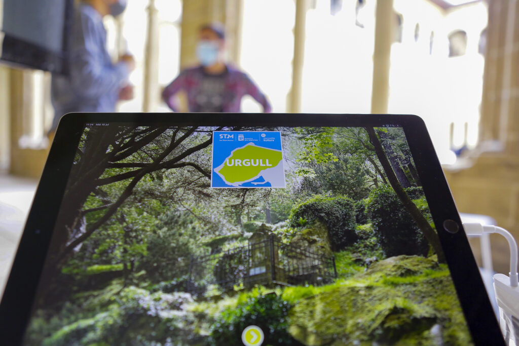 Donostiako Urgull mendiko ondare historikoa eta naturala ezagutzeko mapa eta app bat aurkeztu dituzte