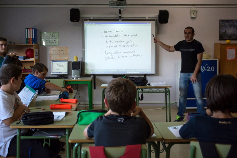 ‘Aiztondoren zirtotsa’ lanak lortu du Pello Mari Otaño beka