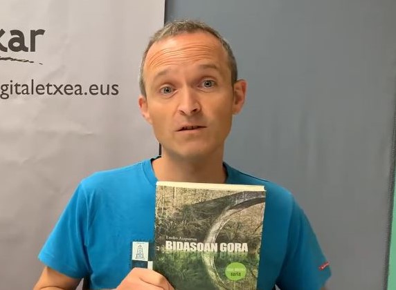 [BIDEOA] Bidasoan gora oinez egindako bidaia baten kontakizuna dakar Eneko Aizpurua idazleak bere azken liburuan