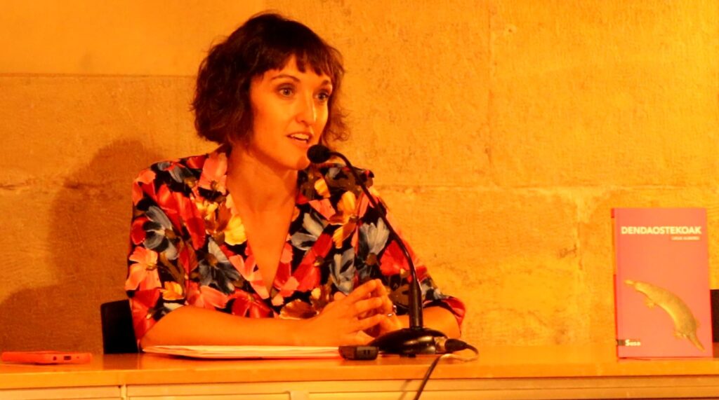[BIDEOA] Denda baten kronika literarioa ondu du Uxue Alberdi idazleak ‘Dendaostekoak’ liburuan