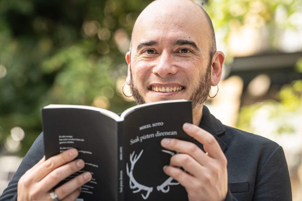 [BIDEOA] 90eko hamarkadan gazte izan zen belaunaldiaren bizipenak bildu ditu Mikel Sotok