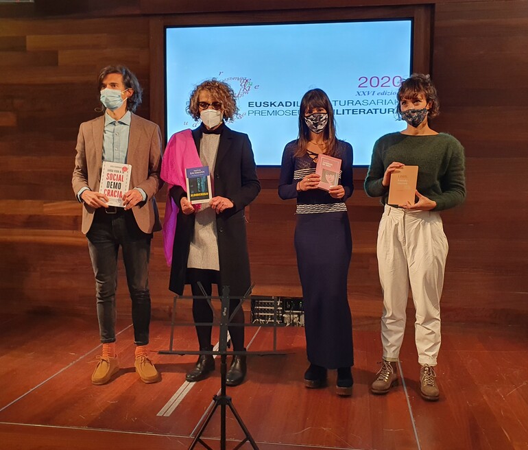 Uxue Alberdik Euskadi Literatura Saria irabazi du ‘Kontrako eztarritik’ saiakeragatik