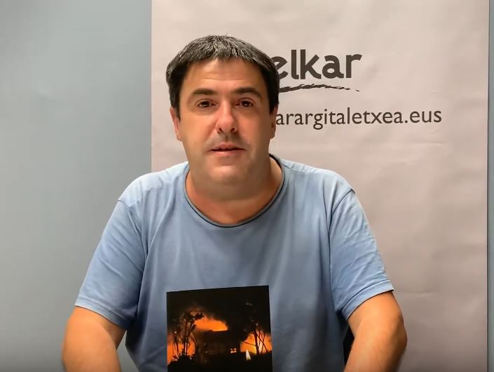 [BIDEOA] Iñaki Irasizabal idazleak ‘Arrakastaren aparrak’ izeneko nobela beltza aurkeztu du