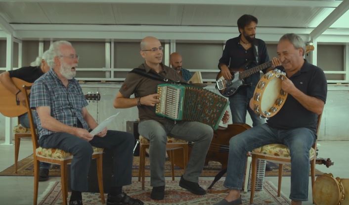 Korrontzik eta Xabier Amurizak ‘Koplariak’ disko-liburua aurkeztu dute