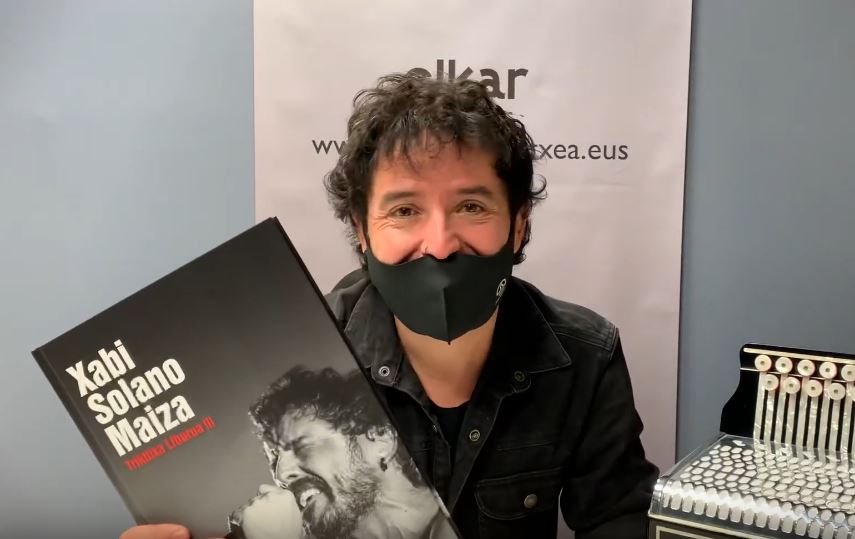 [BIDEOA] Xabi Solanok Trikitixa Liburuaren 3. alea plazaratu du
