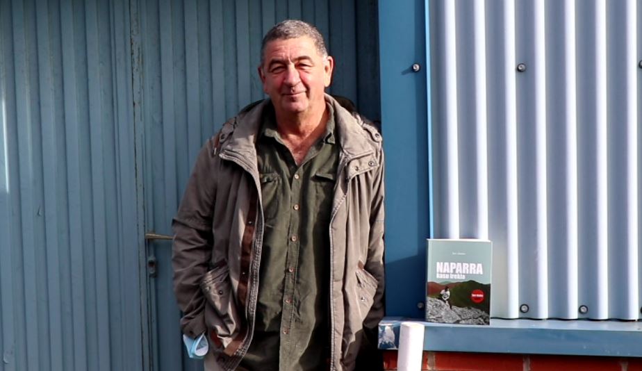 [BIDEOA] ‘Naparra. kasu irekia’ izeneko liburua aurkeztu du Jon Alonso idazleak