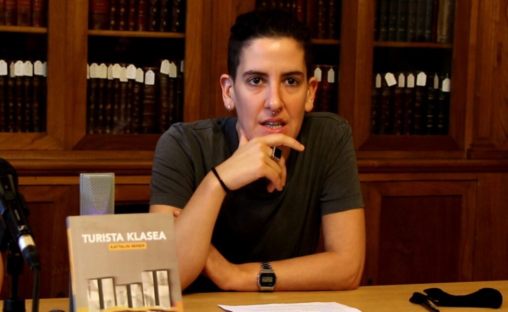 [BIDEOA] Preso dagoen lagunari egindako bisita baten bidaia kontatzen du Kattalin Minerrek ‘Turista klasea’ eleberrian