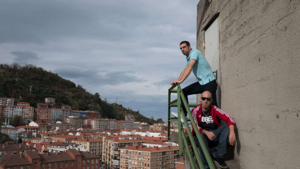 Arrano Pertxa eta Lengu Iluna bikoak ‘Maitasunaren bilduma’ diskoa kaleratu du